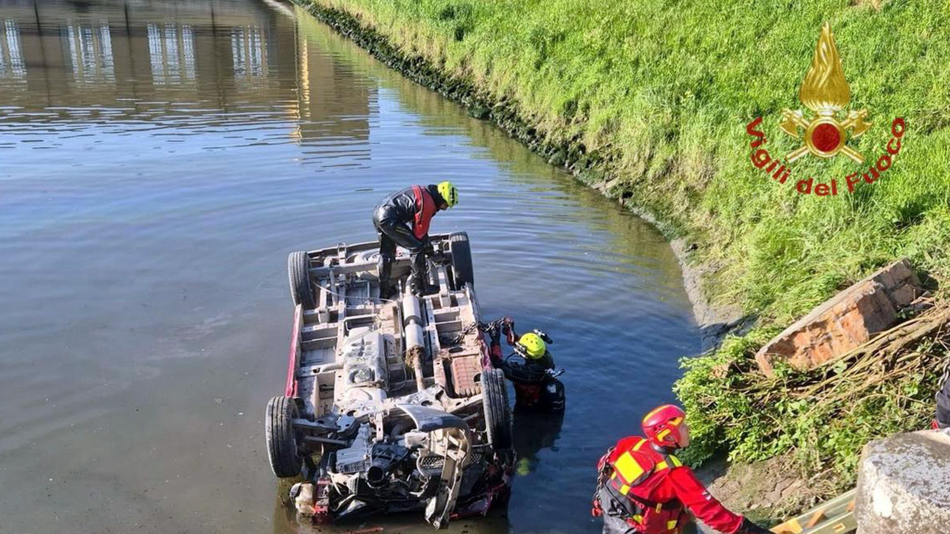 Tragedia a Chioggia: minivan finisce nel canale, tre morti