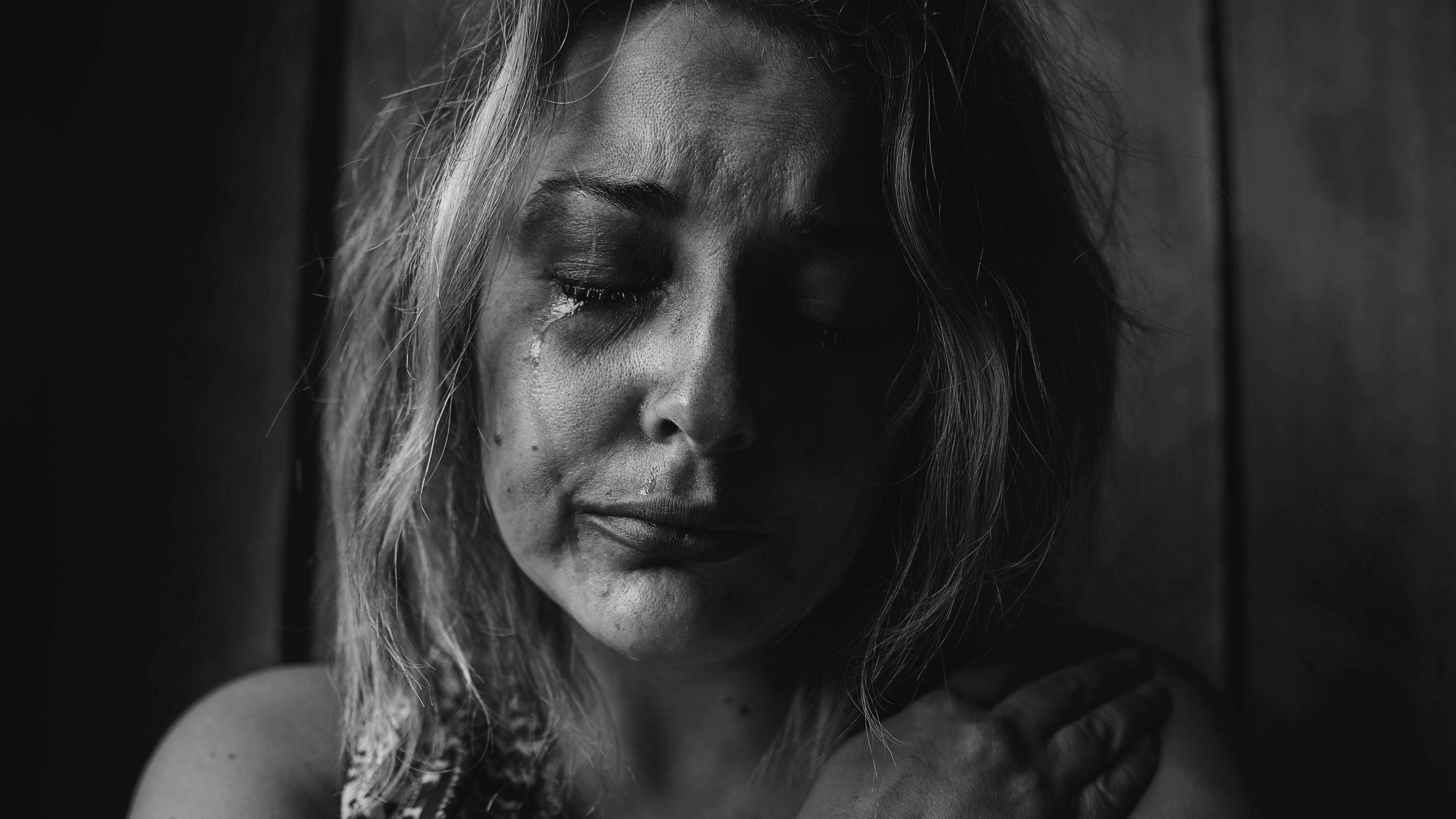 La segrega e la pesta davanti al figlioletto: l'orrore sulla moglie