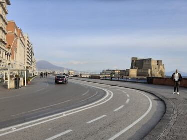Emergenza coronavirus, strade e piazze di Napoli vuote 10