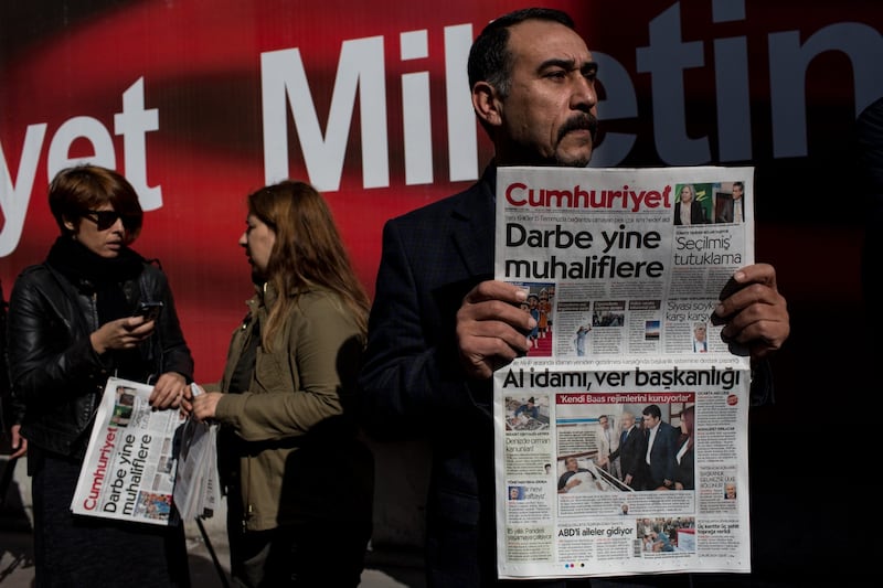 La Turchia condanna per terrorismo i giornalisti del Cumhuriyet