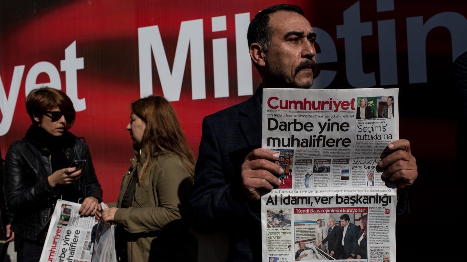 La Turchia condanna per terrorismo i giornalisti del Cumhuriyet