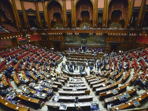 Chi rischia col voto anticipato: i sondaggi fanno tremare i 5S