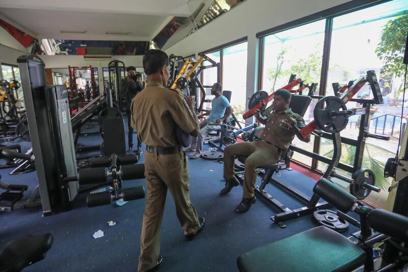 Tuffi in piscina, selfie e violenza: in Sri Lanka assaltati i palazzi del potere 3