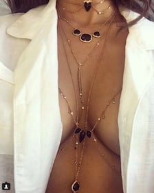 Emily Ratajkowski nuda e sexy su un cavallo: foto 17