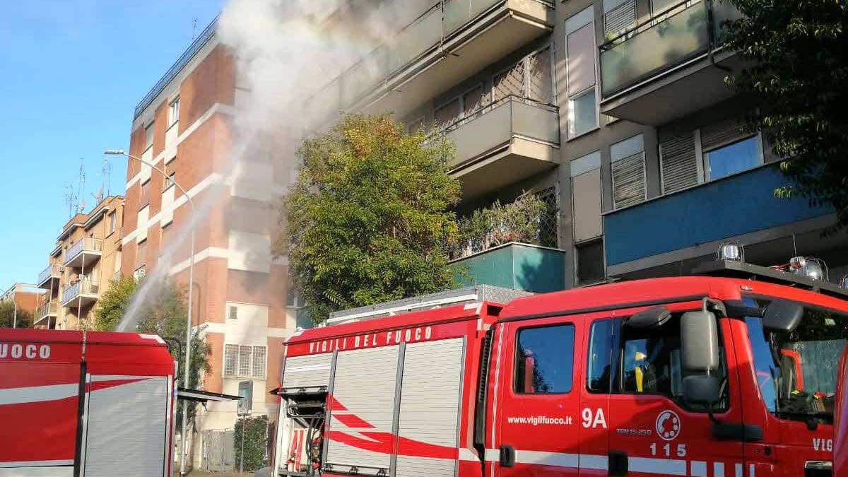 Incendio a Vigna Clara: palazzo evacuato