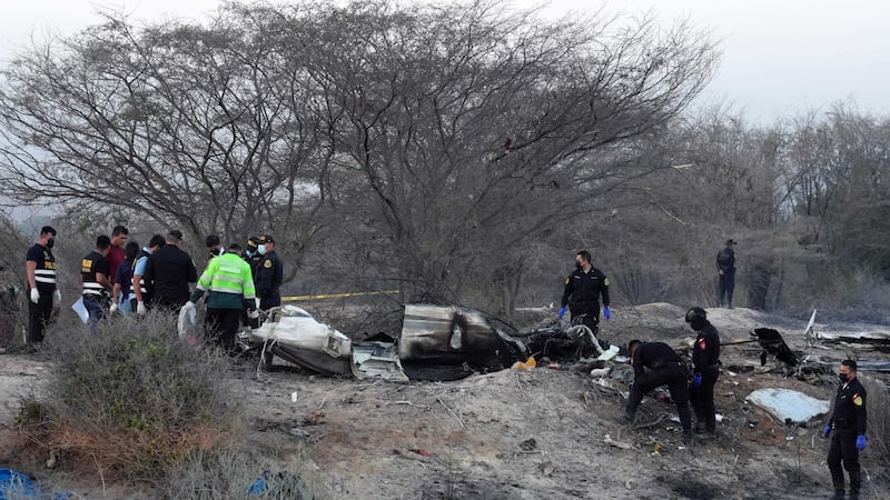 Il vento forte e l’ala spaccata, i dubbi sulla manutenzione, l’assenza della scatola nera: tutto ciò che non torna sull’incidente aereo in Perù