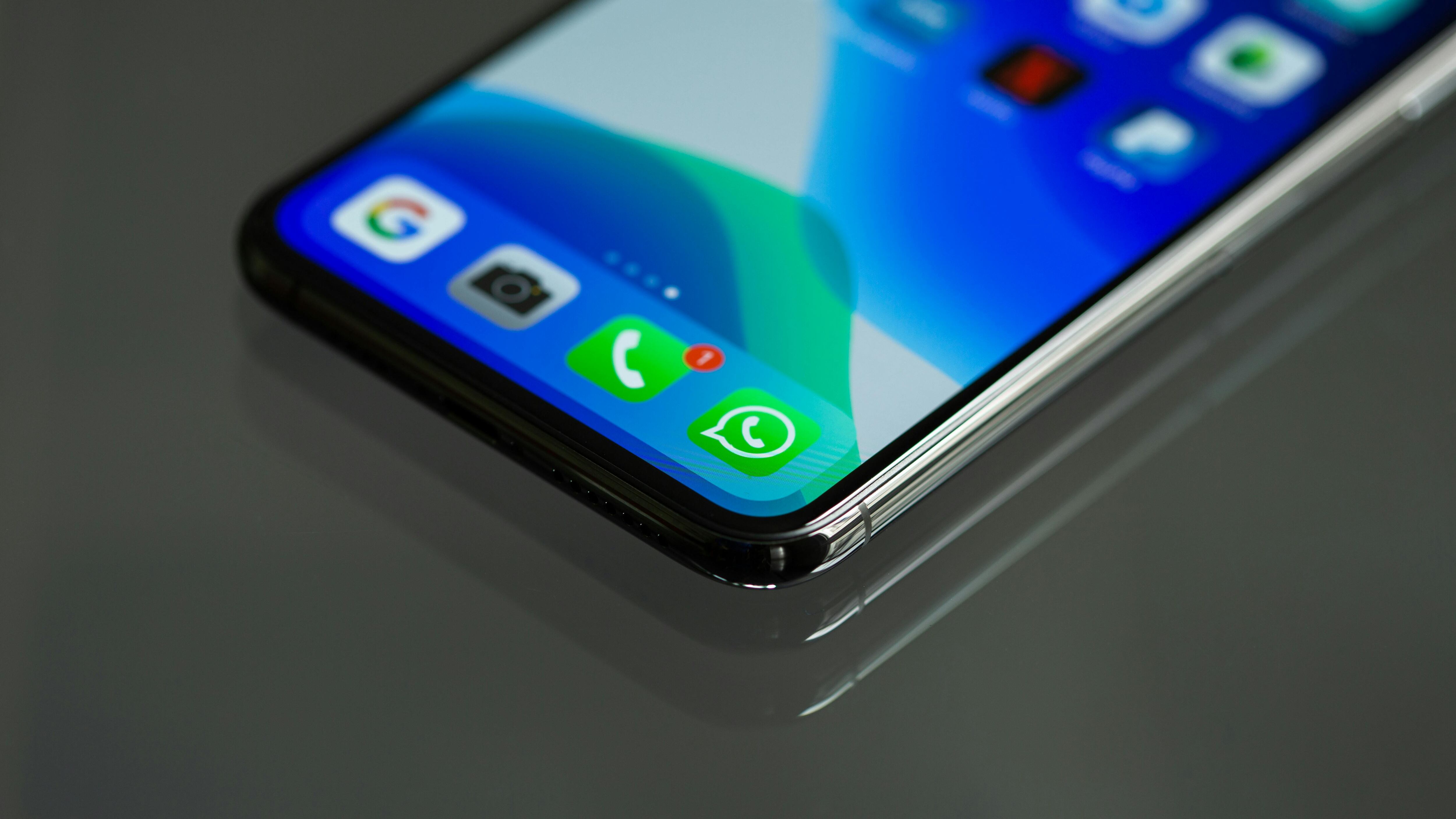 WhatsApp introduce una terza spunta blu? Ecco a cosa potrebbe servire
