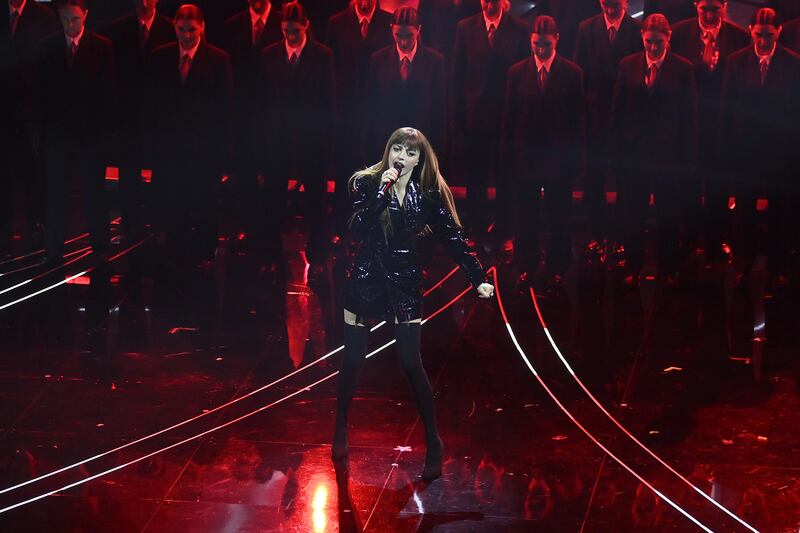 Sanremo 2024: ecco il look della quarta serata del Festival di Annalisa 5