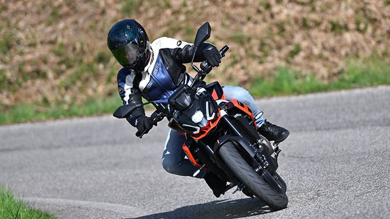 Aprilia Tuono 457: la prova della naked compatta e divertente