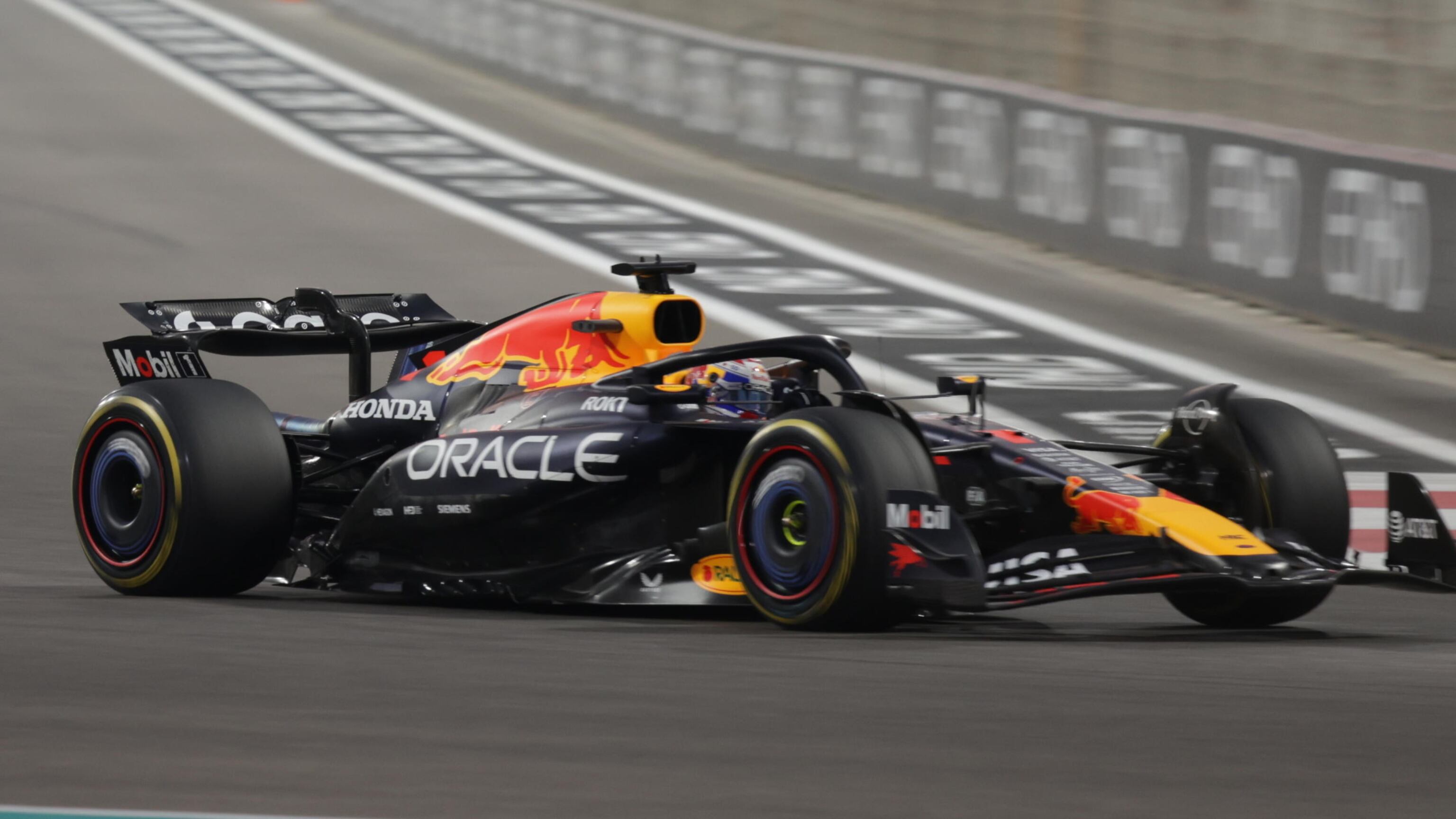 F1, capolavoro di Verstappen: pole ad Abu Dhabi davanti alle McLaren. Leclerc 5°
