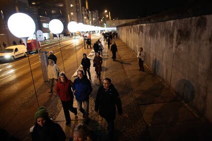 Palloncini luminosi lungo il Muro di Berlino 7