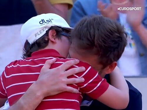 Roland Garros, Mahut in lacrime dopo la sconfitta: il figlio corre a consolarlo