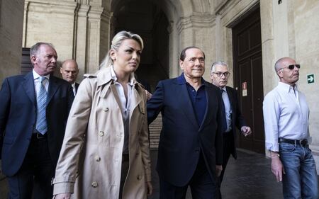 Da Berlusconi a Parisi: i big votano a Milano 6