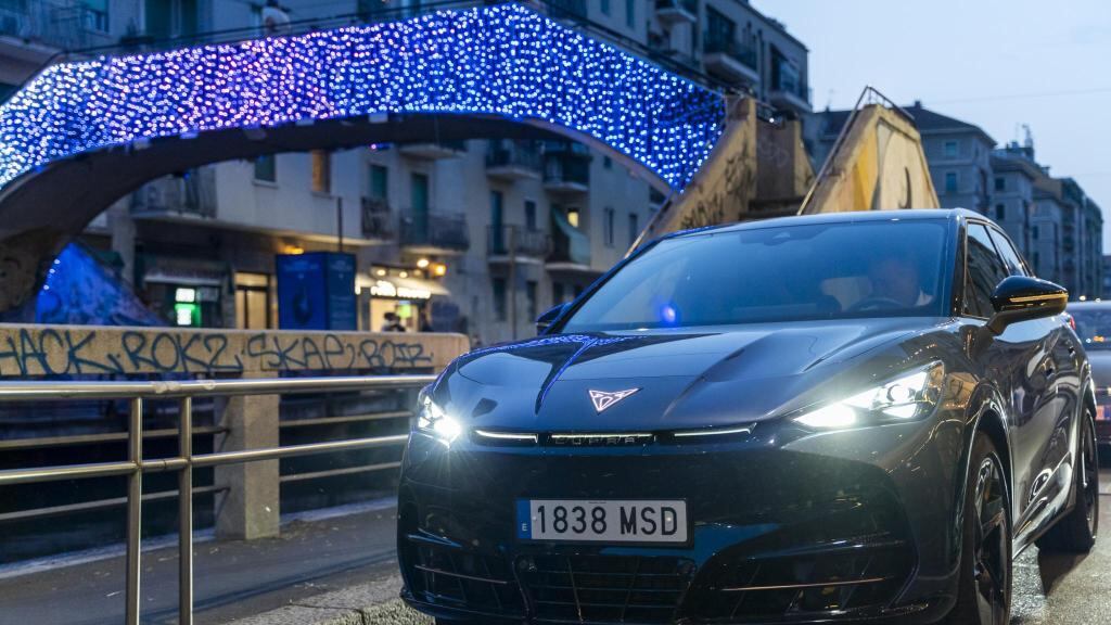 Cupra illumina Milano con le opere d’arte sui Navigli
