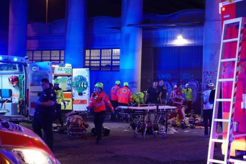 Bus sfonda la recinzione del cavalcavia, precipita sui cavi dell'elettricità e prende fuoco. Vittime e tantissimi feriti 6