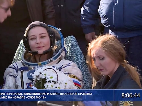 Rientra la navicella russa Soyuz, girato il primo film nello spazio