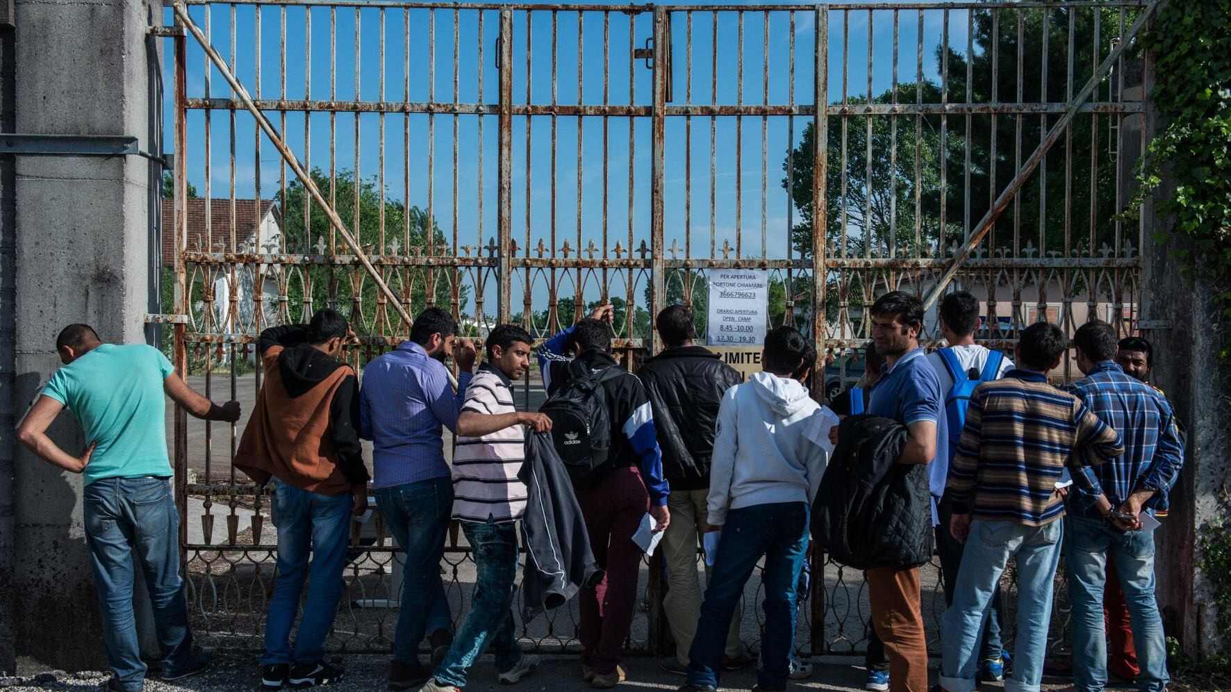 Le squadre di specialisti per smascherare i finti migranti minori