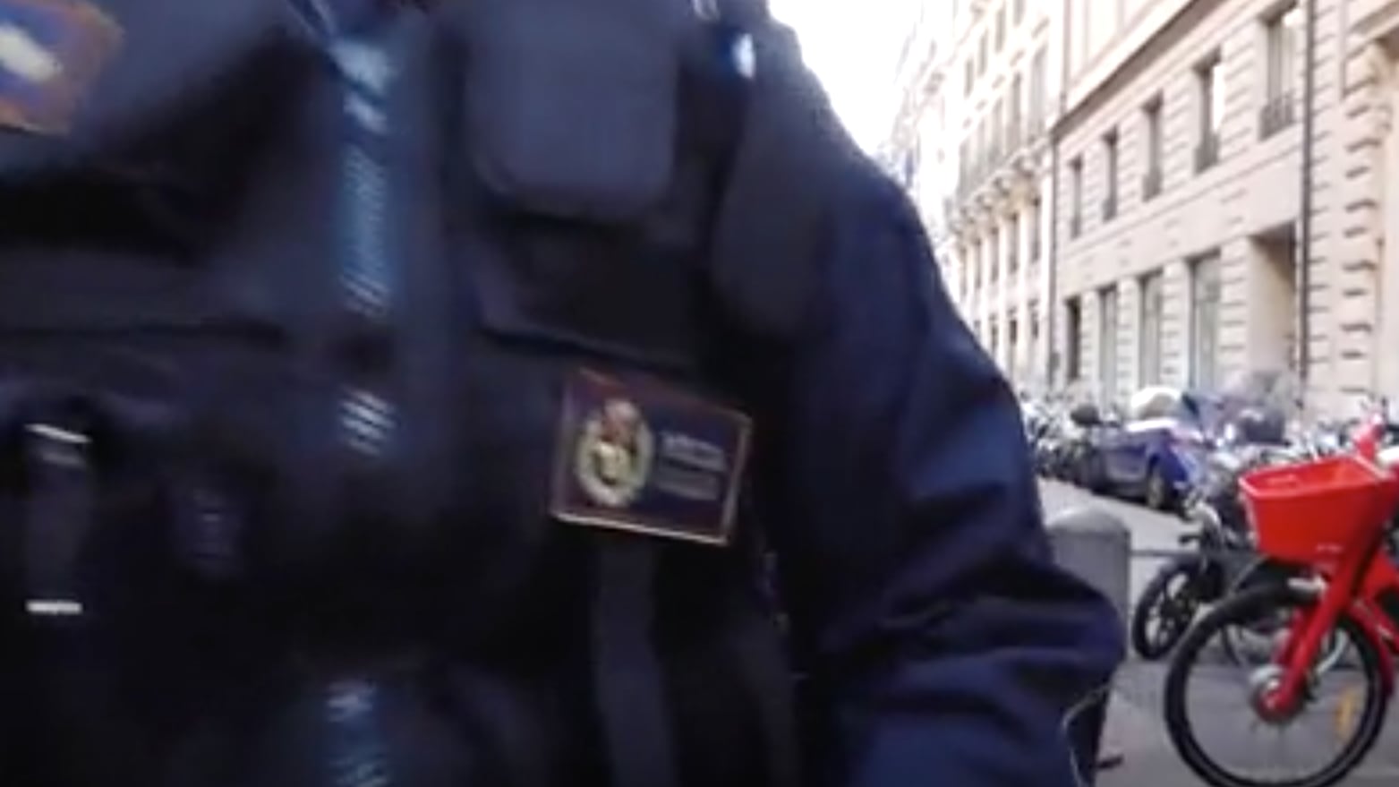 Roma, videomaker riprende gli agenti. Il vigile: "Se sto senza divisa ti spacco questa in testa"