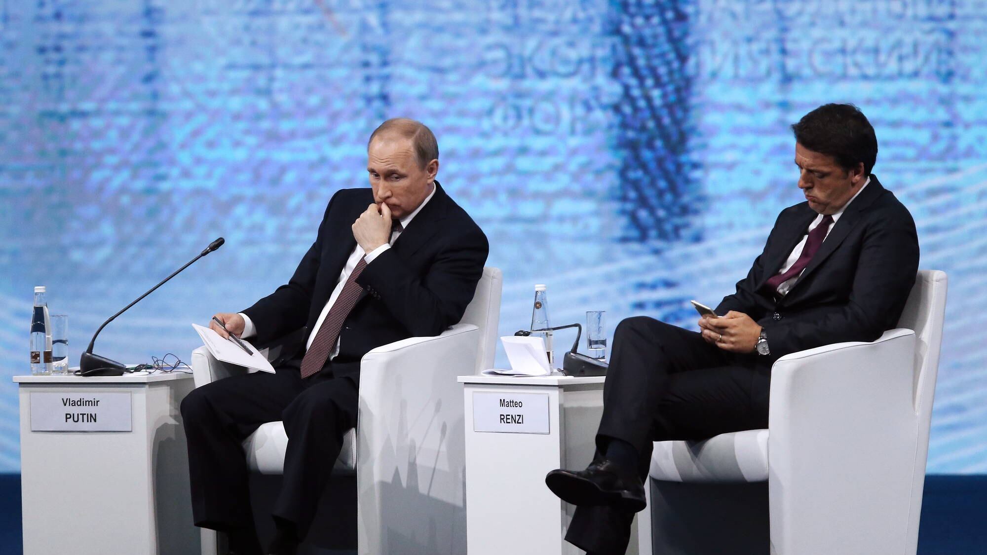 Il premier gioca col cellulare. Che figuraccia con Putin