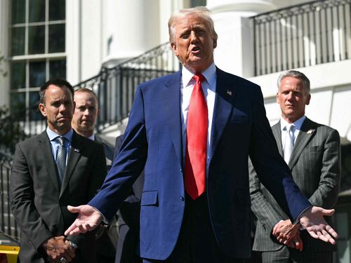Quelle 18 ore che hanno convinto Trump a fare retromarcia