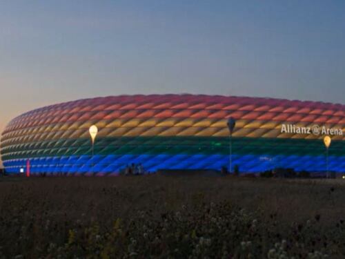 "No allo stadio arcobaleno". Ma la Juve si colora il logo