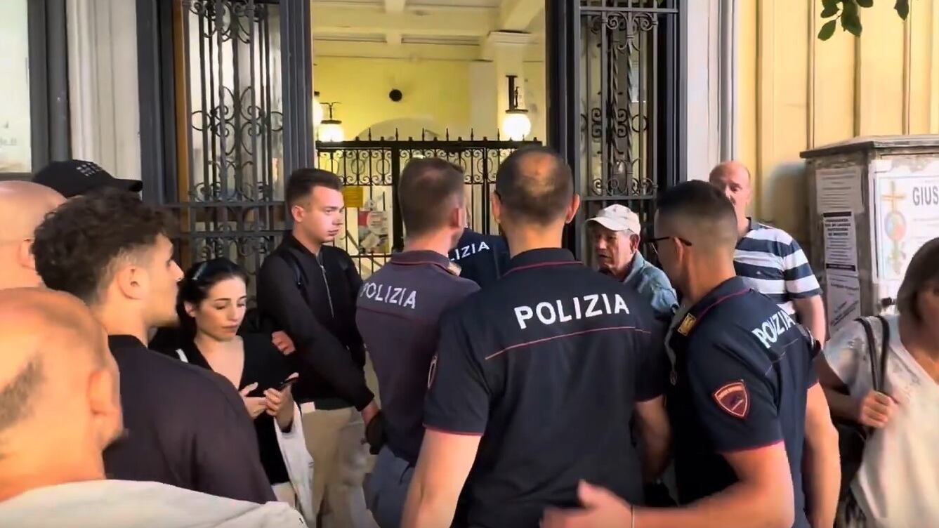 Uomo armato di machete scatena il panico nella funicolare centrale di Napoli