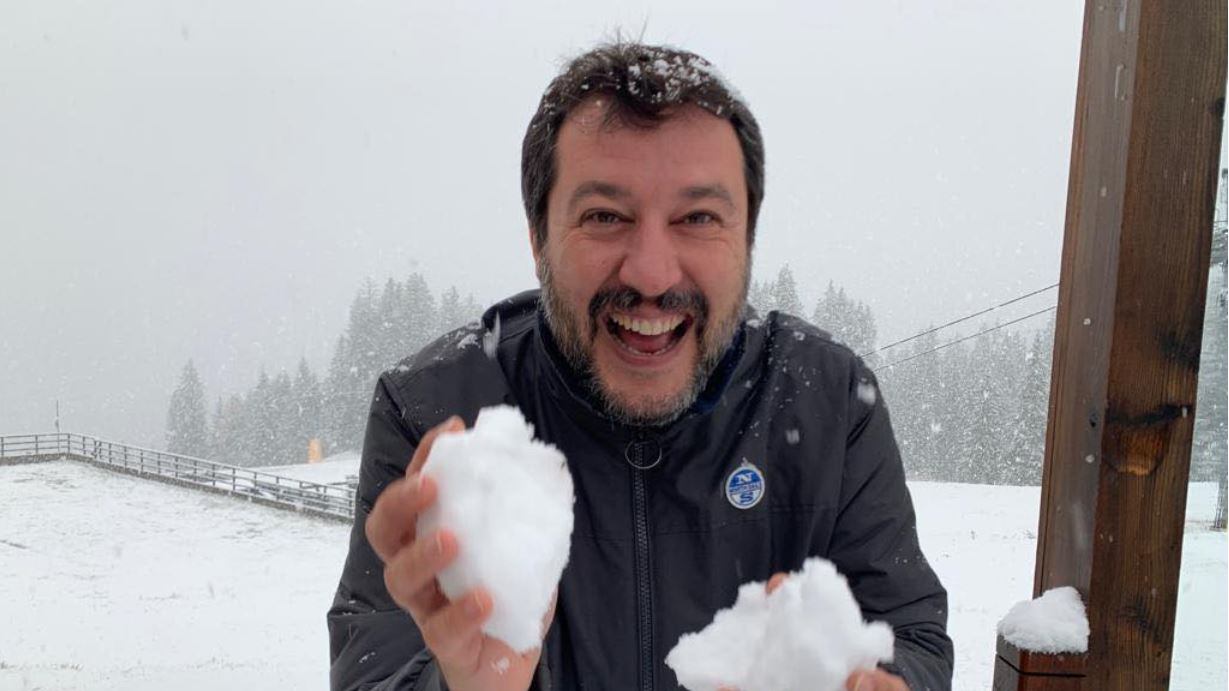 Salvini con le palle di neve: "Governo tasse, sbarchi e manette, stiamo arrivando"