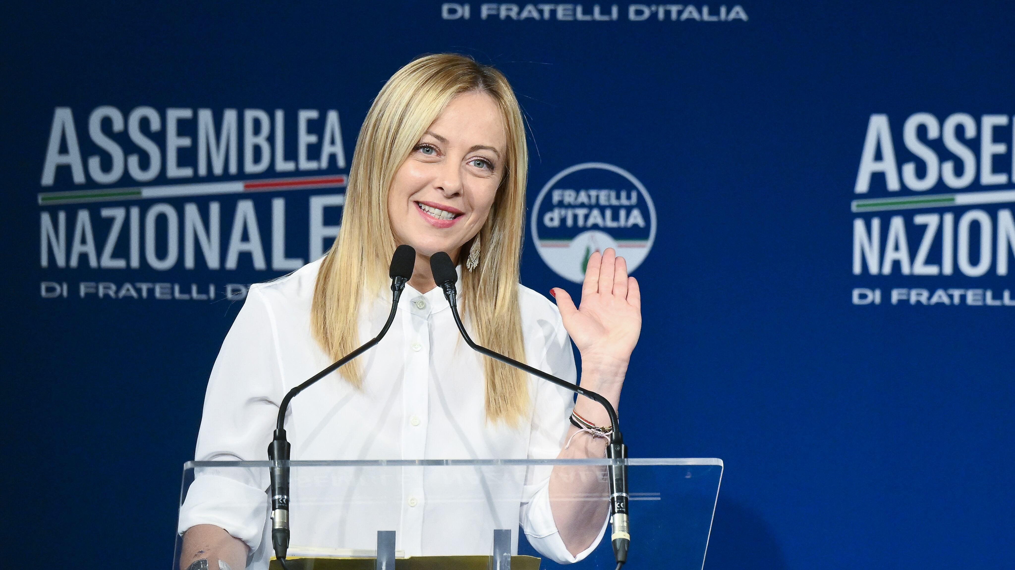 Trincea Meloni ai delegati Fdi. "Fango su di noi, serrare le fila". Pensioni, frizioni con Salvini. E per le Europee '24 ragiona su quattro ministri candidati