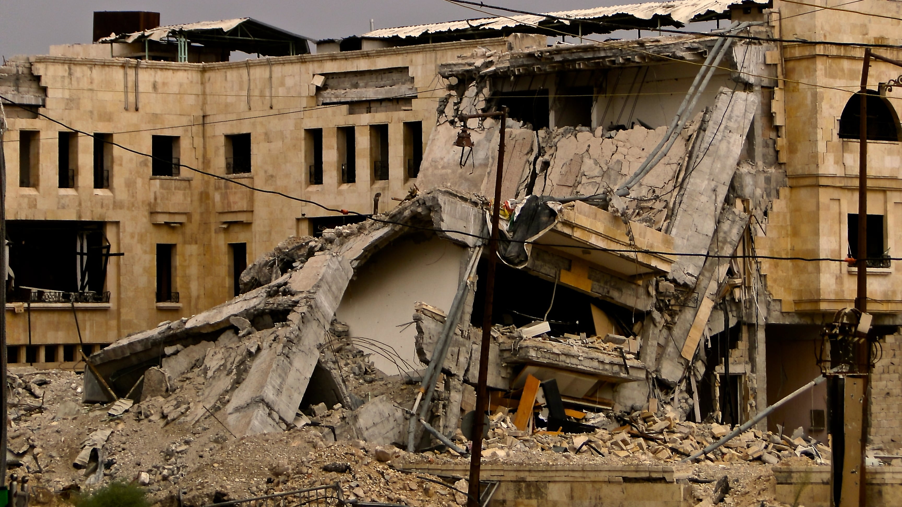 Tra le macerie di Aleppo che il mondo non vuol vedere