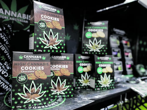 Cannabis legale ma tassata. Poi Fdi ritira la proposta