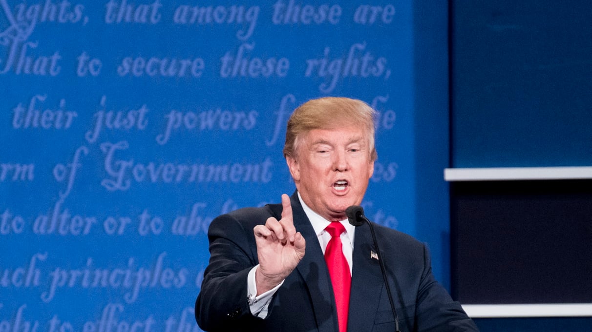 Trump ritorna bombarolo ma la Clinton lo disinnesca