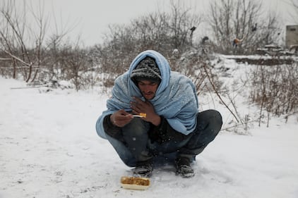 A Belgrado immigrati in coda per un pasto caldo 18