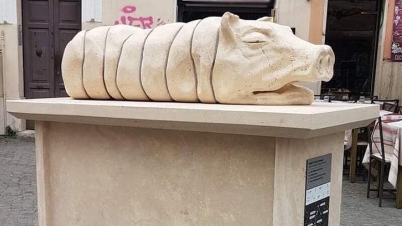 Un monumento alla porchetta deturpa Roma