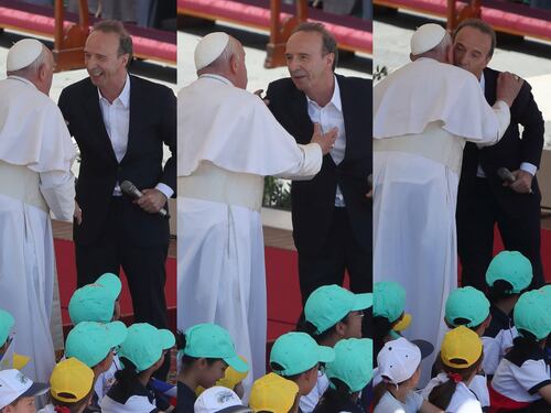 "Non può toccare il Papa". Benigni infrange il divieto e bacia papa Francesco