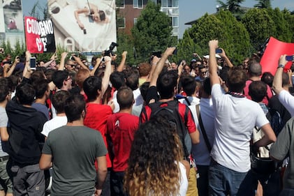 L'arrivo di Kakà a Linate accolto dall'abbraccio dei tifosi 5