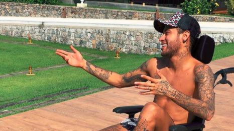 Neymar in sedia a rotelle cita Hawking. E i followers si infuriano: "È disgustoso"