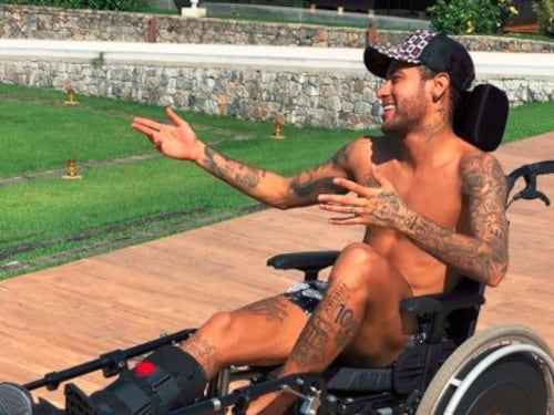 Neymar in sedia a rotelle cita Hawking. E i followers si infuriano: "È disgustoso"