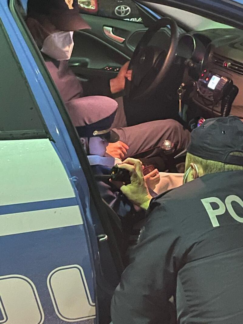 Sconfigge il cancro a 3 anni e lascia l’ospedale da eroe: vestito da poliziotto 5