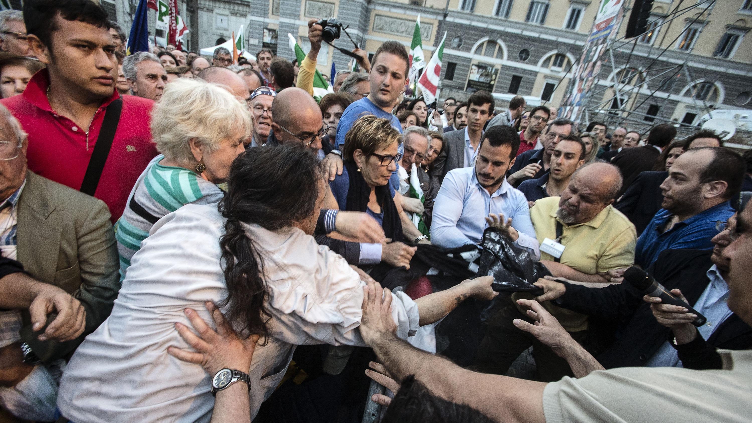 Ecco i veri democratici: botte a chi contesta Renzi