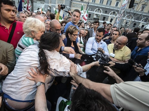 Ecco i veri democratici: botte a chi contesta Renzi