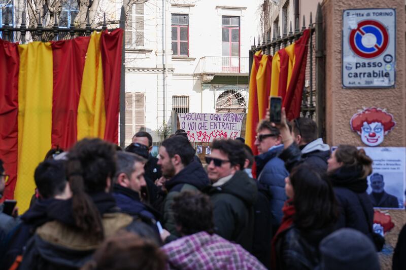 La sceneggiata di Askatasuna che sfregia lo Stato 5