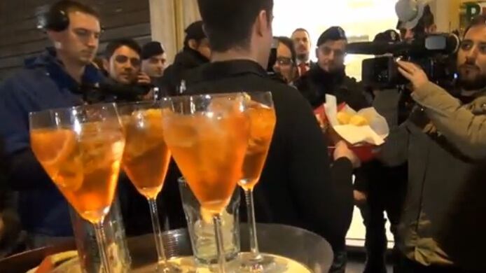 Spritz, negroni e prosecco: dopo la sfiducia a Letta è festa alla direzione del Pd