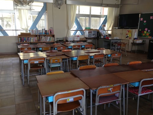 Partorisce a 17 anni nel bagno della scuola neonato prematuro