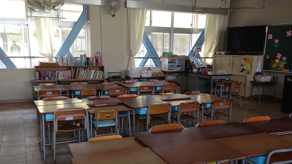 Partorisce a 17 anni nel bagno della scuola neonato prematuro