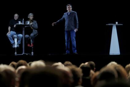 Francia, Melenchon fa il comizio in ologrammi 3