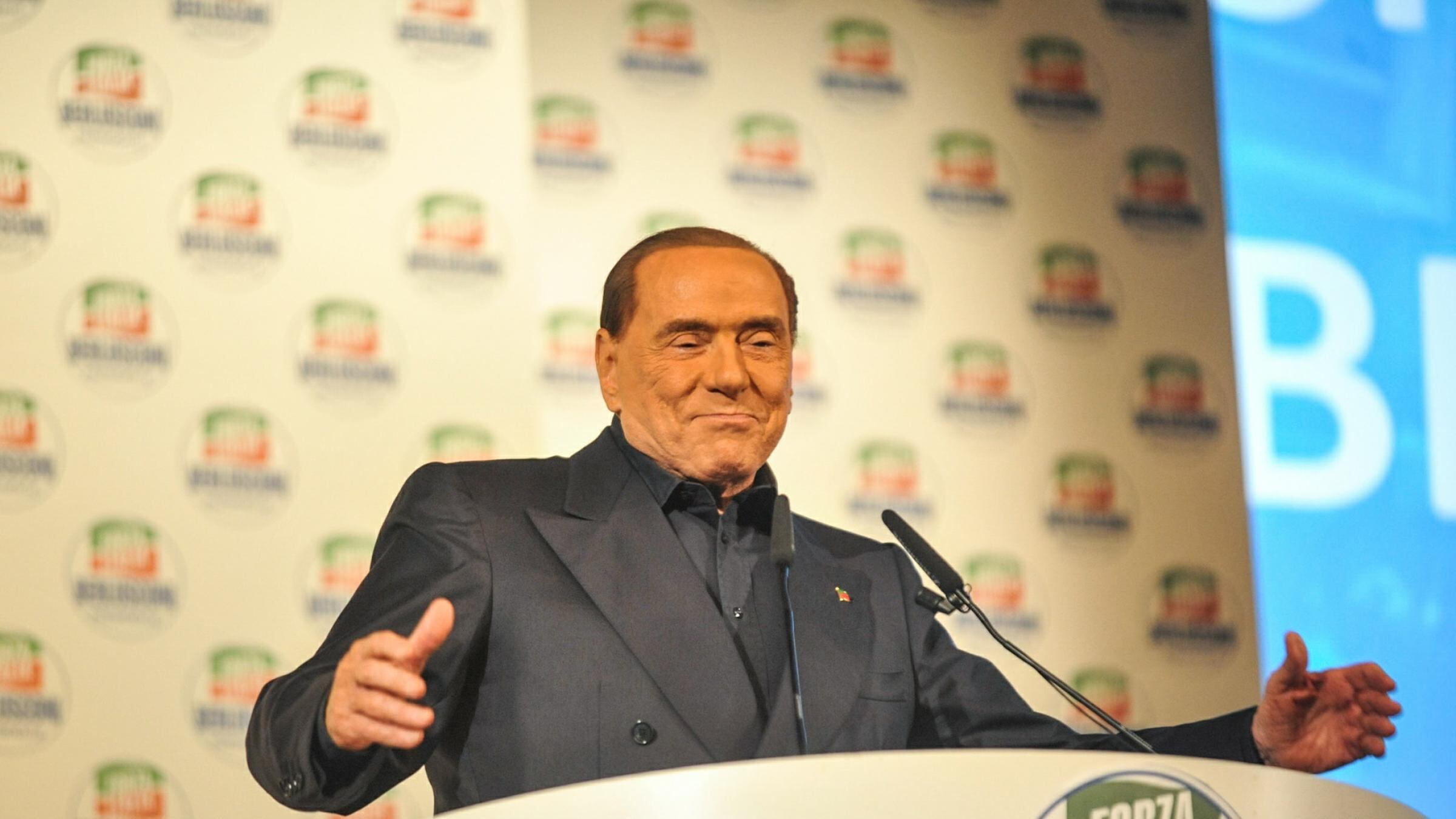 Berlusconi: "M5S banda di sfasciacarrozze mantenuti dalla politica"
