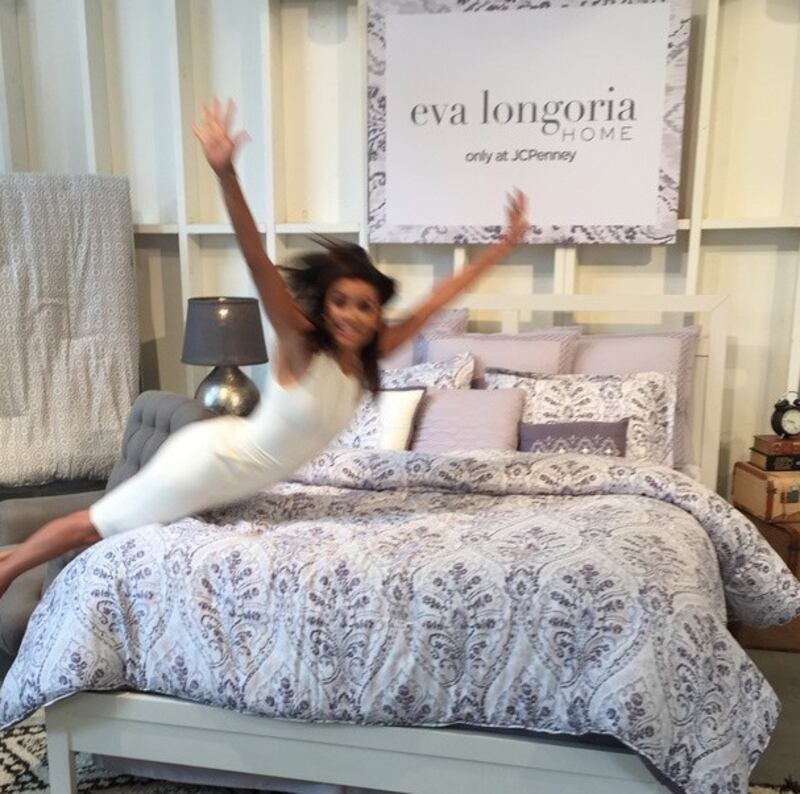 Eva Longoria ti porta a letto: ecco la sua linea di lenzuola 2