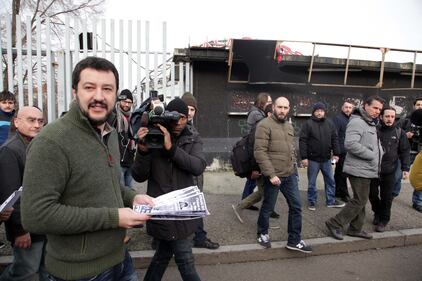 La Lega volantina a Milano le vignette di Charlie Hebdo 10