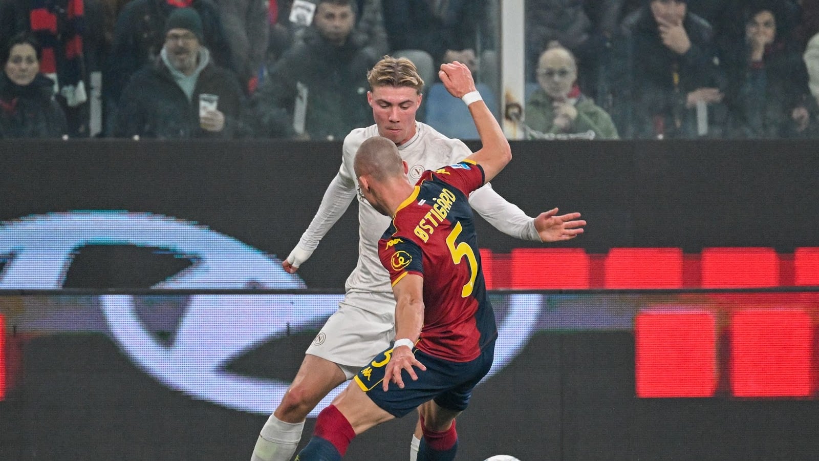 Serie A, il Napoli in 10 batte 3-2 il Genoa di De Rossi con un rigore discutibile