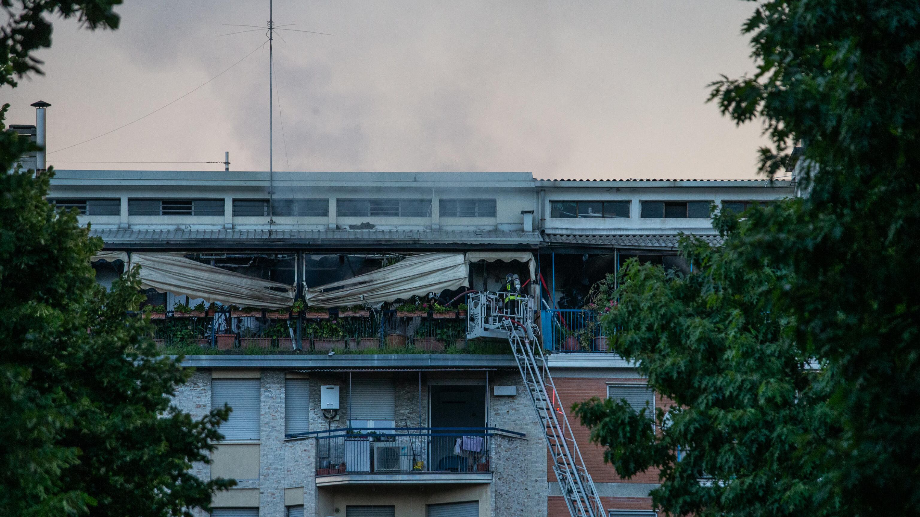 Incendio in uno stabile a Milano, morti una donna e un uomo